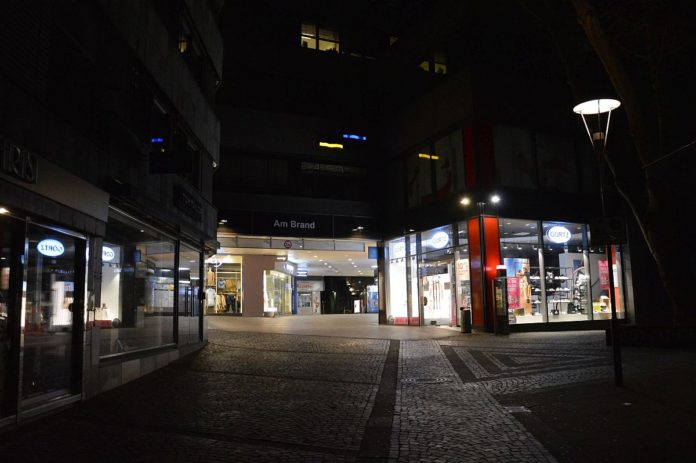 Ausgangssperre Mainz: Polizei mahnt mehr Aufklärung an – Matz entschuldigt sich bei Obdachlosem