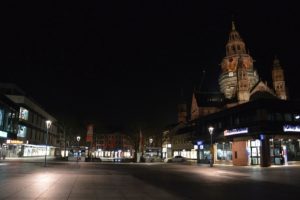 Menschenleere Mainzer Innenstadt in der ersten Nacht der Ausgangssperre. - Foto: gik