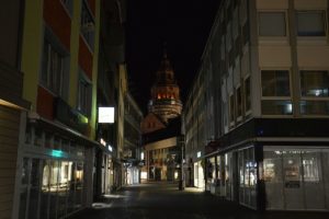 Gespenstisch leere Mainzer Innenstadt: Seit Gründonnerstag gilt eine nächtliche Ausgangssperre. - Foto: gik