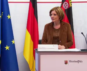 Ministerpräsidentin Malu Dreyer (SPD) bei der Pressekonferenz zum Thema Bundes-Notbremse am Dienstag in Mainz. - Foto: gik
