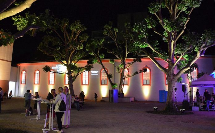 Staatstheater Mainz: Drei Open-Airs im Innenhof des Landesmuseums – Shakespeare in Love, Opernnacht mit Picknick und Barockoper