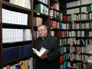 Kardinal Karl Lehmann 2008 in seiner geliebten Bibliothek im Mainzer Bischofshaus. - Foto: Nichtweiß/ BO 