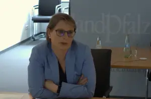 Bildungsministerin Stefanie Hubig (SPD) am Mittwoch in der virtuellen Pressekonferenz. - Foto: gik