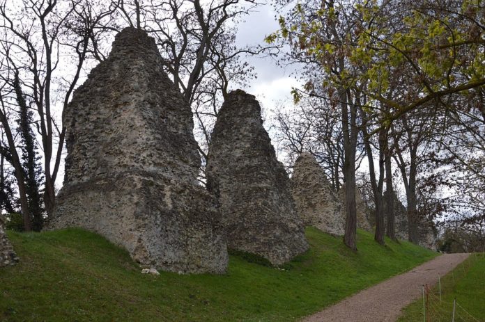 Römersteine in Mainz-Zahlbach: Acht Pfeiler des 2000 Jahre alten römischen Aquädukts werden saniert – „Ritter vom Ageduch“ waren aber Fake