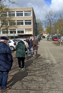 Andrang am Mainzer Impfzentrum vor einem halben Jahr - inzwischen stehen die Menschen für den Booster Schlange. - Foto: privat