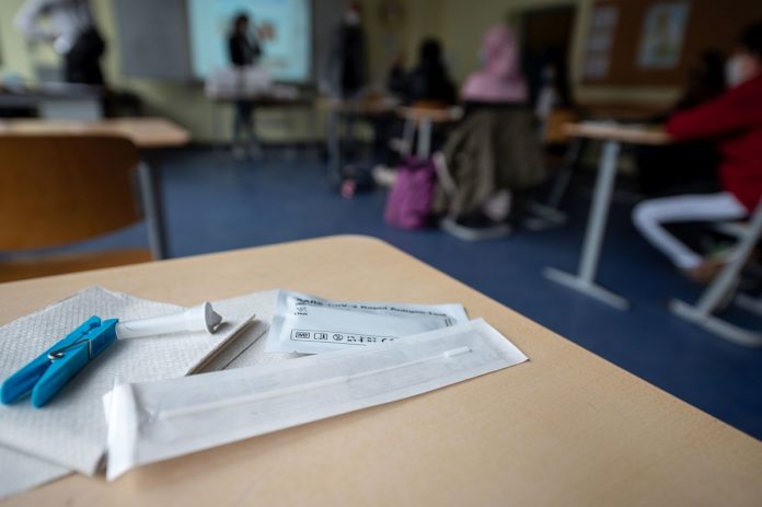 Mainz plant Pilotprojekt zur Testung von Kita-Kindern: Profi-Teams oder Lolli-Tests – Hessen führt Testpflicht an Schulen ein