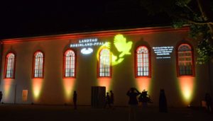 Der Innenhof des Landesmuseums bei einer Museumsnacht: Die gelbe Eule fliegt wieder. - Foto: gik