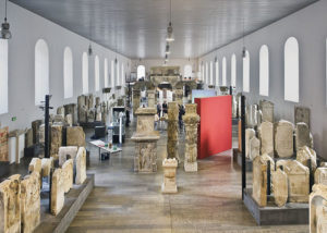 So sah die Steinhalle des Landesmuseums vor der Teilung des Saals und dem Einbau des Plenargestühls aus. - Foto: Landtag RLP