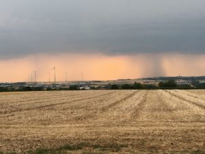 Unwetter bei Mainz-Hechtsheim im Sommer 2020, im Vordergrund trockene Felder. - Foto: gik