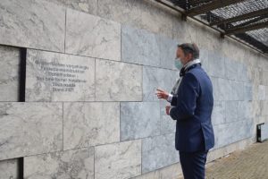 Oberbürgermeister Michael Ebling (SPD) vor der Demo-Wand mit den neuen Keramikfliesen für die Fassade des Mainzer Rathauses. - Foto: gik