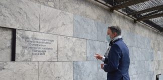 Neue Platten für Mainzer Rathaus-Fassade: Keramikgemisch aus 3D-Drucker sieht täuschend echt aus und filtert Stickoxide