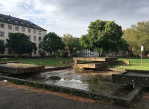 Der Ernst-Ludwig-Platz mit dem still gelegten Brunnen, Blick Richtung Schloss. - Foto: gik