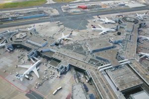 Blick auf ein Terminal am Frankfurter Flughafen samt Flugzeugen von oben. - Foto: Fraport AG