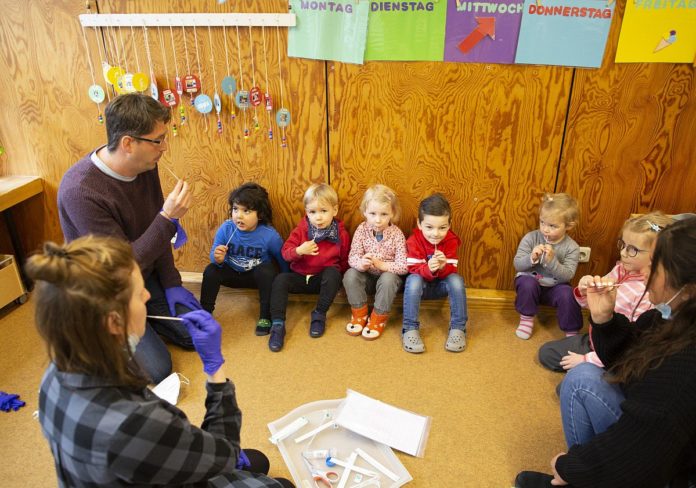 Streit um Corona-Testpflicht in Kitas: Wut bei Eltern und Erzieherinnen wächst – Nimmt Ministerin Hubig Rücksicht auf Coronaleugner?