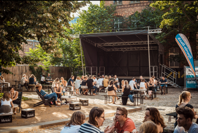 „Hinterhof Open Air“ in Mainz erstmals Indoor: Festivalstimmung im KUZ Anfang August 2023 – Branche leidet unter Inflation
