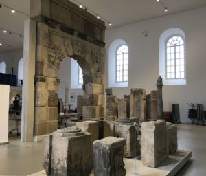 Derzeit sind nur einige der römischen Steindenkmäler in der Steinhalle zu sehen, wie der Dativius-Victor-Bogen - der Großteil steht im Archiv. - Foto: gik 