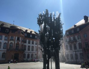 Der Mainzer Fastnachtsbrunnen auf dem Schillerplatz im Gegenlicht mit dem Osteiner Hof. - Foto: gik