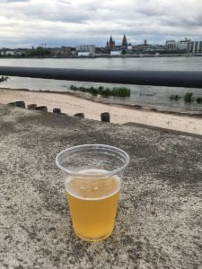 Ein Bier auf der Rheinpromenade mit Blick auf Mainz - in Mainz-Kastel ist das möglich. - Foto: gik
