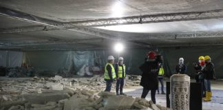 Baustelle Mainzer Rheingoldhalle: Parkett und Estrich kaputt, Bauende nicht in Sicht – Weltkriegsbombe und Lieferverzögerungen