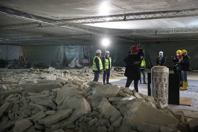 Baustelle Mainzer Rheingoldhalle: Parkett und Estrich kaputt, Bauende nicht in Sicht – Weltkriegsbombe und Lieferverzögerungen