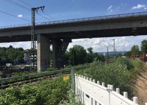 Die Bahnlinie unter der Salzbachtalbrücke muss vor der Sprengung in Teilen abgebaut und gesichert werden. - Foto: gik