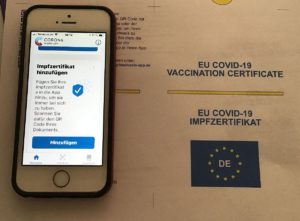 Einfach den QR-Code auf dem Covid-19-Impfzertifikat in die App einscannen - wenn es denn geht. - Foto: gik