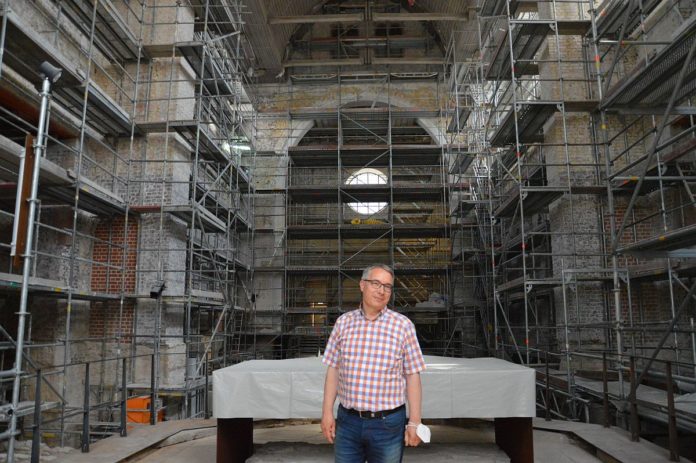 Ein-Blicke in Alten Dom: Mainzer Johanniskirche öffnet Tore wieder – Paradiesgang, Baugeschichte und Gucklöcher am Bauzaun