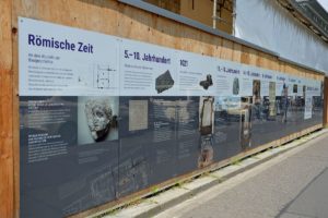 Eine umfangreiche Dokumentation der Baugeschichte des Alten Doms ist von außen am Bauzaun zu sehen. - Foto: gik