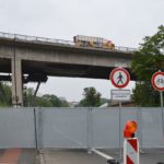 Gesperrte Salzbachtalbrücke mit Schildern und Lkw kleiner