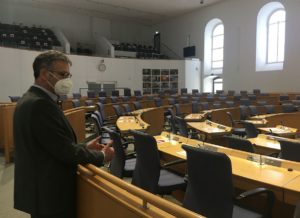 Landtagspräsident Hendrik Hering (SPD) in der Steinhalle am Plenarrund des derzeitigen (alten) Plenarsaals des Landtags Rheinland-Pfalz. - Foto: gik