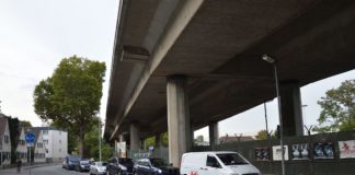 Kanaldeckel von alter Hochbrücke Mainz-Mombach geworfen: Parkendes Fahrzeug zerstört, Partymüll gefunden