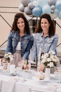 Die Zwillingsschwestern Sina und Katja Reiner (fragt uns bitte nicht, welche welche ist...) sind Hochzeitsplanerinnen mit Herzblut. - Foto: Reiner