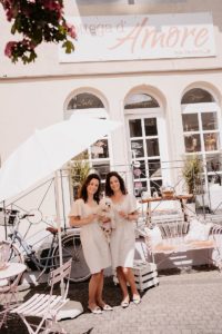 Die Hochzeitsplanerinnen Katja und Sina Reiner vor ihrer Bodega d'Amore in Koblenz. - Foto: "Stilvolles"