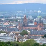Mainz vom Hochhaus – Blick auf die Innenstadt mit Dom und Schornsteinen nah kleiner