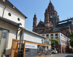 Alter und neuer Dom zu Mainz - in beiden kann man bei der Museumsnacht Schätze besichtigen. - Foto: gik