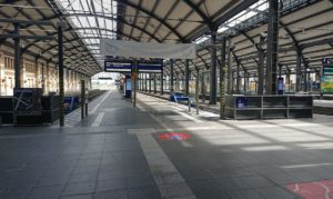 Der Wiesbadener Hauptbahnhof wird für die kommenden Wochen zum Geisterbahnhof. – Foto: Silke Gutjahr