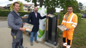Mülleimer extra für Pizzakartons: In Walluf weihte Bürgermeister Nikolaos Stavridis (parteilos, Mitte) im Mai so einen Eimer ein. – Foto: VRV Walluf