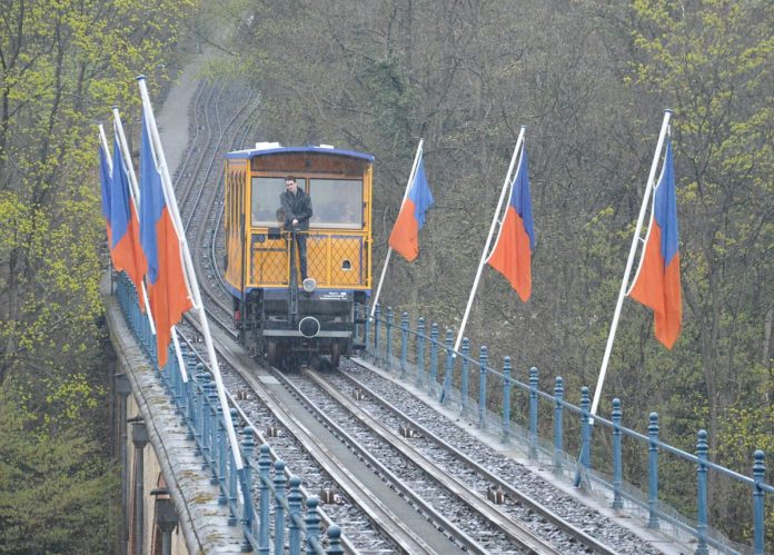 Nerobergbahn in Wiesbaden startet in die neue Saison: Schrägstes Wahrzeichen fährt seit 1888 auf Neroberg