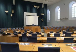 Das Plenargestühl des Landtags Rheinland-Pfalz in der Steinhalle soll Ort eines "Demokratielabors" werden. - Foto: gik