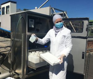 Eine Mitarbeiterin der Kläranlage Mainz entnimmt Proben im Abwasser zur Untersuchung auf Coronaviren und andere Krankheitskeime. - Foto: gik