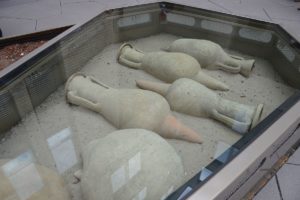 Amphoren aus der Antike in einem Schaukasten im Innenhof der Landesbank Baden-Württemberg in der Mainzer Rheinallee. - Foto: gik