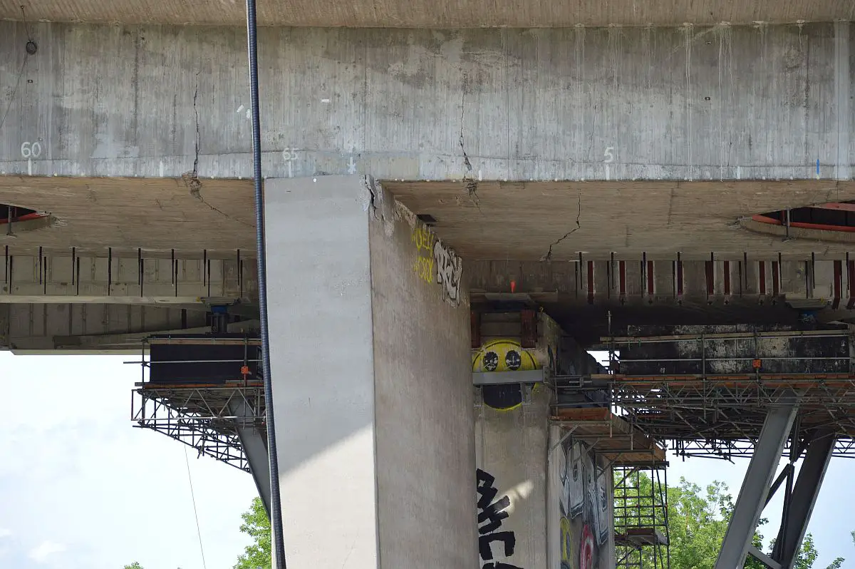 Beschädigter Brückenpfeiler an der Salzbachtalbrücke (vorne) mit beschädigter Brückenkonstruktion. - Foto: gik