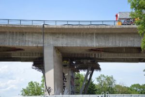Der beschädigte Brückenpfeiler, auf den am 18. Juni der Brückenoberbau krachte - dazwischen sollte eigentlich ein Rolllager sein... - Foto: gik