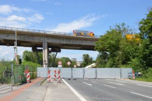 Die Salzbachtalbrücke der A66 über die Mainzer Straße ist hochgradig beschädigt und womöglich einsturzgefährdet. - Foto: gik