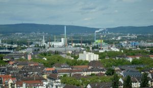 Industrieanlagen im Norden von Mainz und in Wiesbaden. - Foto: gik