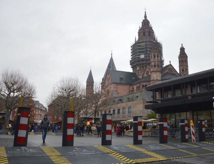 Neues Zufahrtschutzkonzept soll die Mainzer Innenstadt vor Terrorangriffen schützen – Modulares System auch gegen Autos einsetzbar