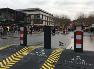 TrucBlock-Elemente vor dem Mainzer Weihnachtsmarkt: Terrorabwehr oder normale Sicherheitsauflage? - Foto: gik