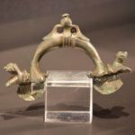 Verzierter Henkel eines Gefäßes aus der Römerzeit kleiner