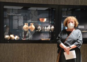 Landesarchäologin Marion Witteyer mit den antiken römischen Funden in der Kantine der LBBW. - Foto: gik