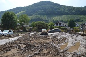 Unten Zerstörung, oben die grünen Weinberge: Dernau an der Ahr fünf Tage nach der Flutkatastrophe. - Foto: gik